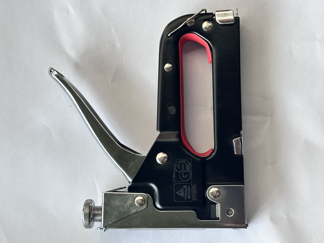 All-steel staple gun with folding handle